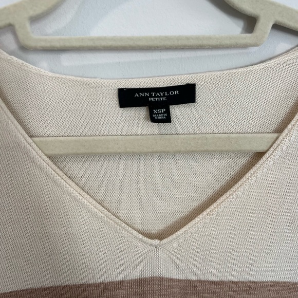 NWOT Ann Taylor V Neck Sweater - Picture 3 of 6